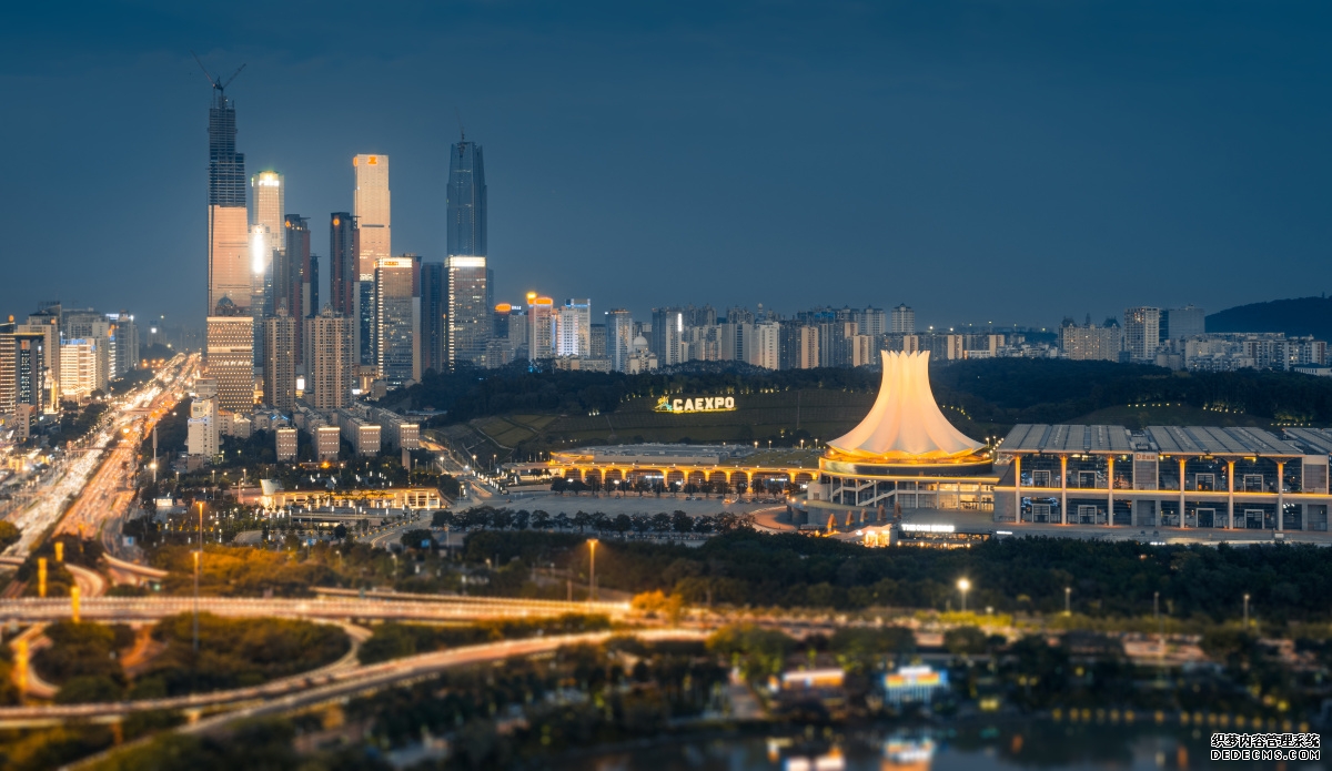 403米 广西第一高楼封顶